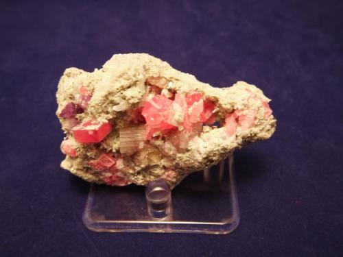 Rhodochrosite, Fluorite ,Apatite, Pyrite
Wutong Mine, Liubao Wuzhou, Guangxi Zhuang. A.R., China
6.8 x 4.3 x 2.7 cm (Author: Don Lum)