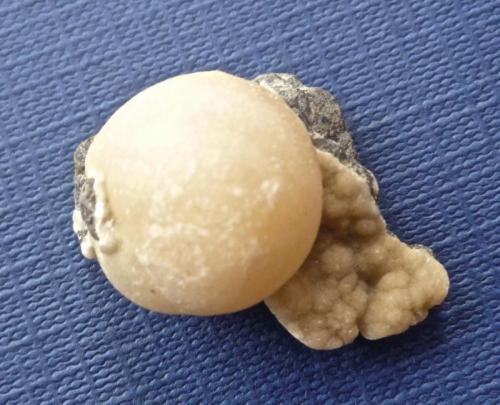 Calcita
Puerto de Agaete, Gran Canaria. España.
Esfera de 1,8 cm (Autor: María Jesús M.)