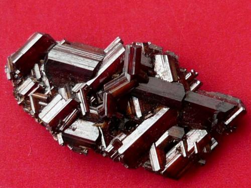 Rutilo
Diamantina, Minas Gerais, Brasil
18x 8 mm (Autor: nerofis2)