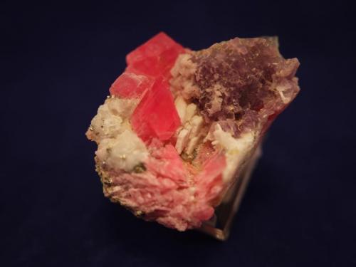 Rhodochrosite, Fluorite, Chalcopyrite, Quartz
Guangxi, China
5.5 x 4.5 x 2.8 cm (Author: Don Lum)