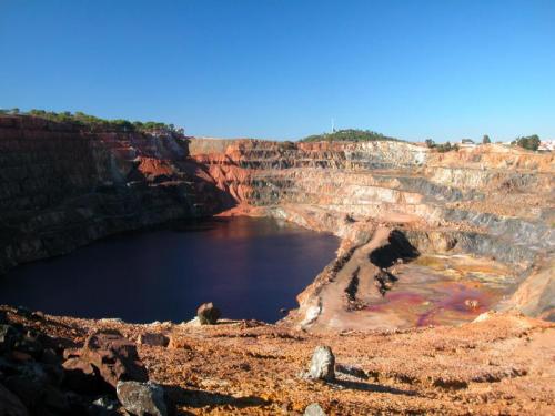 Filón Norte, Tharsis, Alosno, Huelva, Spain
Filon Norte open pit. At left, the PQ group. At center, the massive sulfide hosted in dark shale is visible. (Author: Cesar M. Salvan)