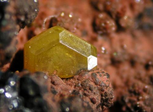 Mimetite
Filón Sur, Tharsis, Alosno, Huelva, Spain
Mimetite crystal 2 mm (Author: Cesar M. Salvan)