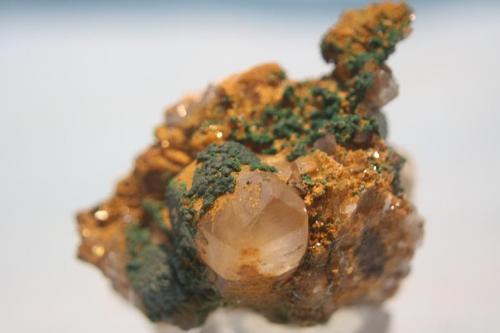 Malaquita sobre calcita<br />Milagro Mine (Consuelo Mine), Valdelamesa, Mestas de Con, Onís-Cangas de Onís, Comarca de Oriente, Principality of Asturias (Asturias), Spain<br />6 x 4 cm.<br /> (Autor: minero1968)