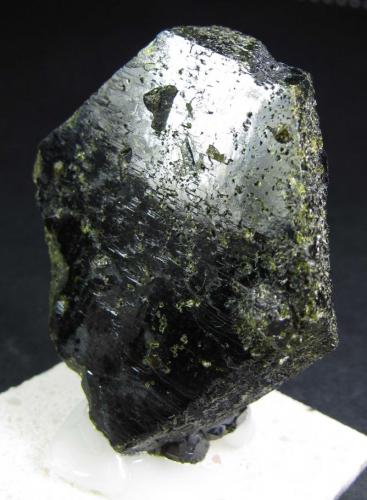 Epidota
Baluchistan, Pakistán
6’5 x 5 cm.
Un cristal de sección hexagonal.  Atrae fuertemente al imán. (Autor: prcantos)