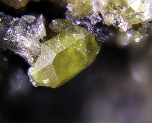 Vanadinita.
Grupo minero "Santiago y Concha", Belalcázar, Córdoba, Andalucía, España.
Cristal de 0,9 mm.
 (Autor: Antonio Carmona)