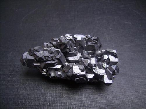 Galena
Krushev dol Mine, Madan ore field, Rhodope Mountains, Smolyan Oblast, Bulgaria
6,5 x 3 x 2 cm.
Abigarrado grupo de cristales que presentan una acusada macla según la ley de la espinela, típica de este yacimiento, un verdadero paraíso para el coleccionista de galenas. Pieza flotante, sin contacto (Autor: Antonio Alcaide)