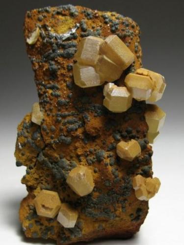 Mimetita
Mt. Bonnie Mine, Grove Hill, Victoria-DaleyShire, Northern Territory, Australia
6 x 4 x 4 cm.
Para mí gusto, las mejores mimetitas. Los cristales suelen ser tabulares en este yacimiento; sin embargo, en esta pieza son prismáticos o a medio camino entre ambos hábitos (Autor: Antonio Alcaide)