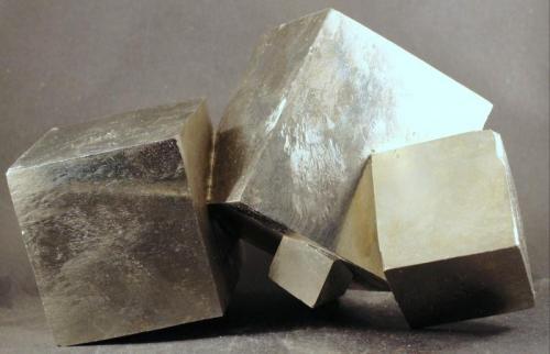 Pirita
Mina Ampliación Victoria, Navajún, La Rioja, España
110 x 73 x 70 mm.
Cristal mayor 48 mm. de arista (Autor: José Luis Zamora)