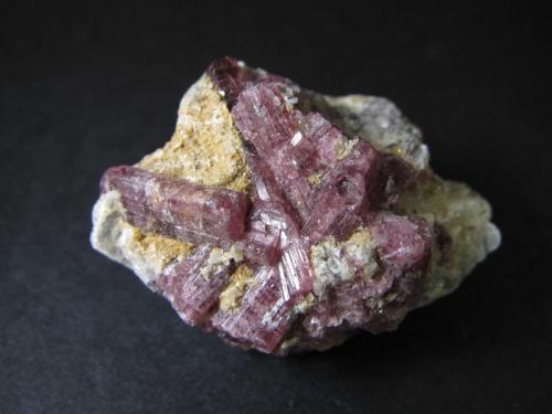 Elbaita (miembro del grupo de la turmalina, variedad Rubelita)
Brasil
4’5 x 3 cm.
Cristales de color rosa en una pegmatita con escamas de mica. (Autor: prcantos)