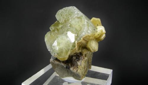 Fluorapatito + Siderita
Minas de Panasqueira - Beira Baixa - Portugal.
4.2 cm - cristal de 3.1 cm (Autor: Diego Navarro)