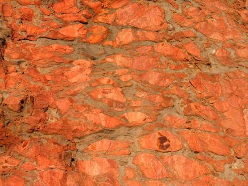 San Miguel mine: awesome replacive texture. The hydrothermal fluid flowed left to right in the image, giving to the original volcanic rock a characteristic spindle form. (Author: Cesar M. Salvan)