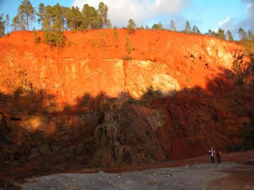 A beautiful scenery in San Miguel open pit: Dramatic contact between gossan, in the uppermost zone, and the underlying semimasive, replacive pyrite. (Author: Cesar M. Salvan)