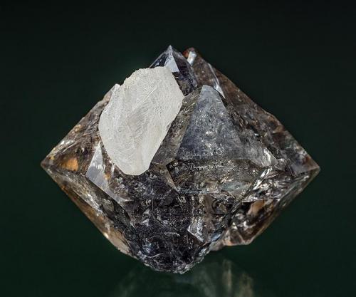 Quartz, Calcite
Treasure Mountain, Little Falls, Herkimer Co., New York, USA
4.0 x 3.6 cm (Author: am mizunaka)