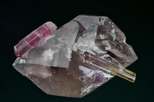 Tourmaline, Quartz, Lepidolite
Himalaya Mine, Mesa Grande District, San Diego Co., California, USA
6.5 x 4.3 cm (Author: am mizunaka)