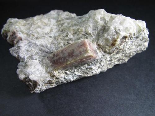 Andalucita
Val Chiavenna, Sondrio Province, Italia
8 x 5 cm. el fragmento completo
Un cristal prismático de andalucita crecido junto al cuarzo de un esquisto micáceo. (Autor: prcantos)