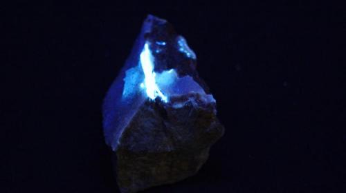 Carpatita, Cuarzo, Cinabrio - Fluorescente
Los Picacho, San Benito, California, USA.
6,6 x 4,5 cm  matriz.
Luz UV onda Larga (Autor: Daniel C.M.)