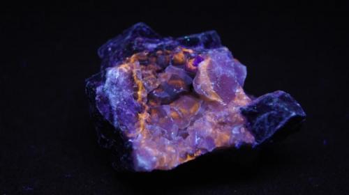 Calcita - Fluorescente
Villamanín, León, Castilla y León, España.
68 x 54 mm
Luz UV onda corta. (Autor: Daniel C.M.)