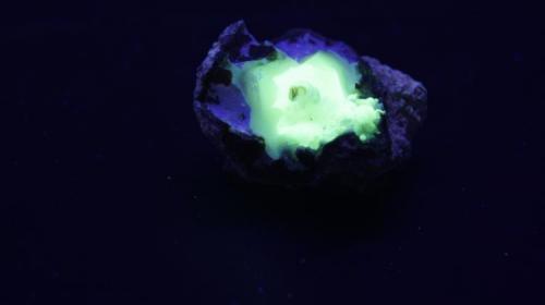 Ópalo - Fluorescente
Thomas Range (Topaz Mountain), Juab County, Utah, USA
40 x 25 x 25 mm
UV onda larga. (Autor: Daniel C.M.)