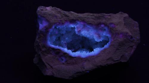 Celestina - Fluorescente
Torà, La Segarra, Lleida, Catalunya, España
10 x 6 cm
UV onda larga. (Autor: Daniel C.M.)