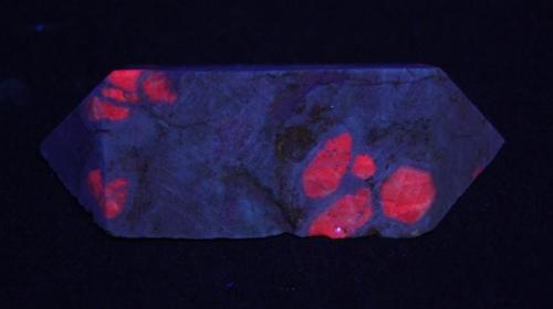 Corindón var. Rubí en Zoisita (Anyolita) - Fluorescente
Mundarara Mine (Mdarara), Arusha Region, Tanzania.
9 x 4 x 3 cm
Luz UV onda larga. (Autor: Daniel C.M.)