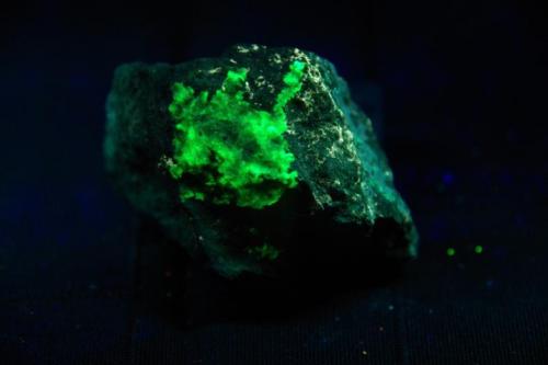 Powellita con Ópalo (var. Hialino) - Fluorescente
Coaldale, Nevada, EEUU
55x32x38 mm
Con onda corta la Powellita es amarillo pálido y el Ópalo verde. (Autor: Juan María Pérez)