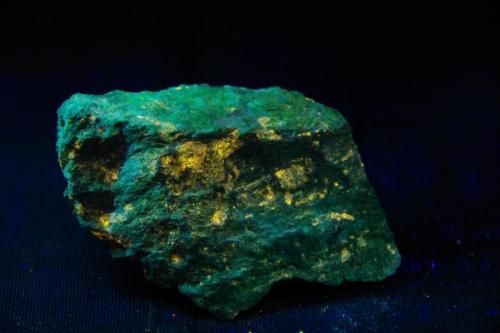 Zircón - Fluorescente
Cañón Pacoina, California, EEUU
72x42x16 mm
El Circón con onda corta da color amarillo. (Autor: Juan María Pérez)