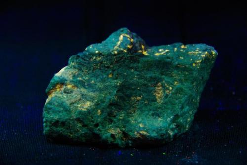 Zircón - Fluorescente
Cañón Pacoina, California, EEUU
72x42x16 mm
El Circón con onda corta da un color amarillo. (Autor: Juan María Pérez)