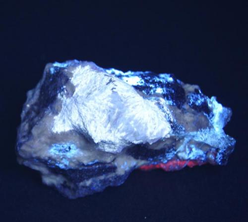 Estroncianita - Fluorescente
Whitesmith mine, Strontian, Highland, Escocia.
6 x 5 cm
UV onda corta. (Autor: Daniel C.M.)