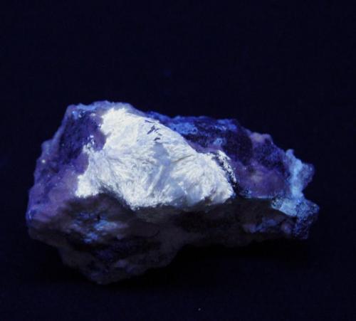 Estroncianita - Fluorescente
Whitesmith mine, Strontian, Highland, Escocia.
7 x 5 cm
UV onda larga. (Autor: Daniel C.M.)