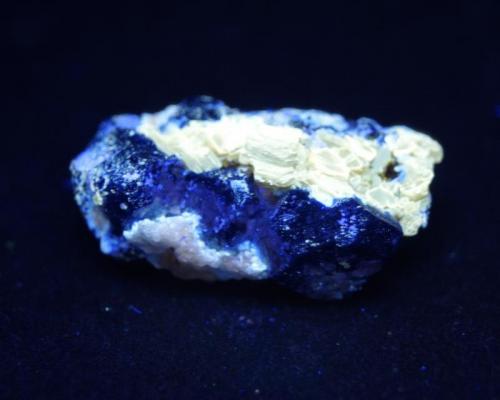 Lazurita en calcita - Fluorescente
Badakhshan, Afghanistan.
45 x 30 mm
Onda corta (Autor: Daniel C.M.)