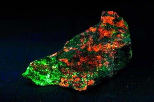 Willemita con Calcita - Fluorescente
Franklin, Nueva Jersey, EEUU
110x58x70 mm
Con onda corta la Willemita es verde y la Calcita rojo naranja. (Autor: Juan María Pérez)