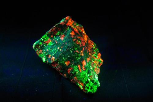 Willemita con Calcita - Fluorescente
Franklin, Nueva Jersey, EEUU
110x58x70 mm
Con onda corta la Willemita es verde y la Calcita rojo naranja. (Autor: Juan María Pérez)