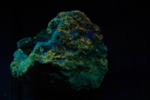 Apatito (var. Manganoapatito) - Fluorescente
Gilsum, Cheshire Co, New Hampshire, EEUU
60x51x36 mm
Amarillo naranja con onda corta. (Autor: Juan María Pérez)