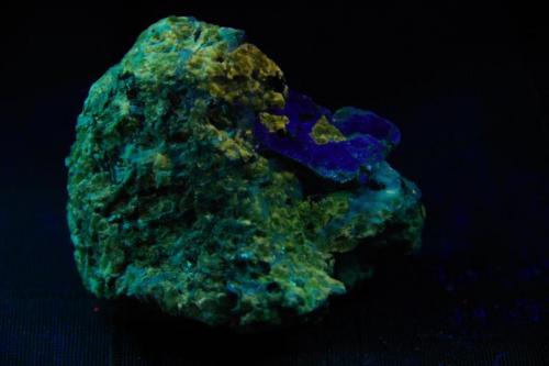 Apatito (var. Manganoapatito) - Fluorescente
Gilsum, Cheshire Co, New Hampshire, EEUU
60x51x36 mm
Amarillo naranja con onda corta. (Autor: Juan María Pérez)