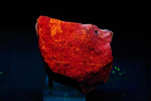 Tilasita con Rodonita, Bustamita y Calcita - Fluorescente
Langban, Suecia
63 x 57 x 29 mm
La Tilasita bajo UV onda corta da color rojo. Las manchas naranjas podría ser Svabita. (Autor: Juan María Pérez)