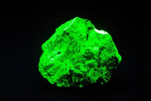 Willemita - Fluorescente
Franklin, Nueva Jersey, EEUU
72 x 64 x 41 mm
La Willemita bajo UV onda corta es verde. (Autor: Juan María Pérez)