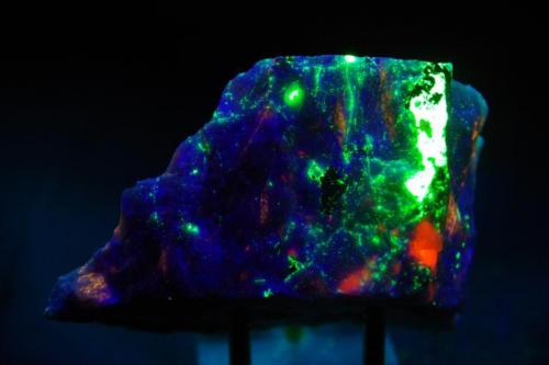 Clinohedrita con Willemita - Fluorescente
Franklin, Nueva Jersey, EEUU
73x46x44 mm
La Willemita con onda corta es verde, la Clinogumita amarillo anaranjado y la Calcita roja. (Autor: Juan María Pérez)