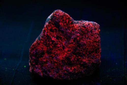 Benstonita con Hausmanita y Calcita - Fluorescente
Langban, Suecia
56x53x36 mm
Luz UV onda corta.
Benstonita es lila.
Calcita es roja. (Autor: Juan María Pérez)