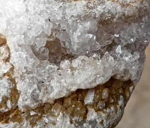 Cuarzo
Agaete, Gran Canaria. España.
Ancho de imagen 2 cm.
Los cristales anaranjados son zeolitas, que aún no he identificado. (Autor: María Jesús M.)