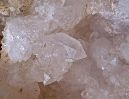 Cuarzo
Región de Saguia El Hamra. Marruecos
Ancho de imagen 3 cm.
Detalle de la geoda anterior, en donde se observa un cristal de cuarzo biterminado en la zona central. (Autor: María Jesús M.)