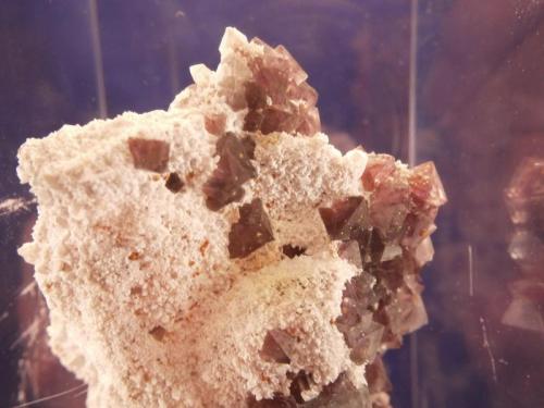 Fluorite. Pyrite
Riemvasmaak, South Africa
16.5 x 8.7 x 5.0 cm (Author: Don Lum)
