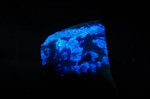 Scheelita con Cuarzo - Fluorescente
Standard Mining & Milling Company Mine, Grass Valley, Nevada Co, California, EEUU
74 x 54 x 38 mm
Luz UV onda corta.
Scheelita es azul. (Autor: Juan María Pérez)