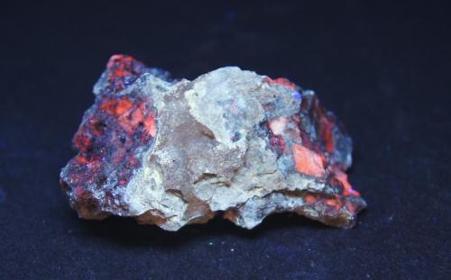 Calcita, Aragonito - Fluorescente.
Maricopa Co., Arizona, USA
61 x 42 31 mm
Luz UV onda corta. (Autor: Daniel C.M.)