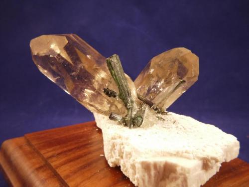 Quartz, Tourmaline
Minas Gerais, Brazil
13 x 7.5 x 7.5 cm (Author: Don Lum)