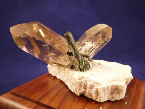 Quartz, Tourmaline
Minas Gerais, Brazil
13 x 7.5 x 7.5 cm (Author: Don Lum)