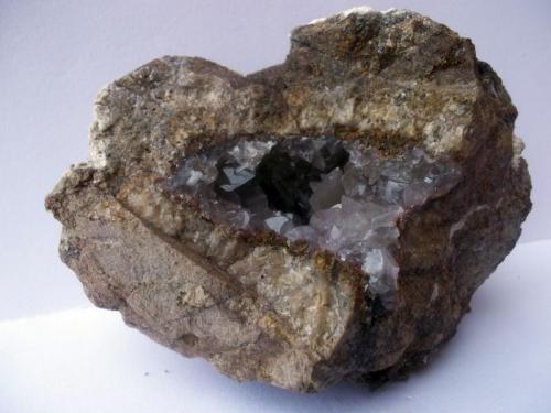 Calcita
Mina de San Salvador/Aldea Moret, Cáceres, Extremadura, España
9 x 6 x 5 cm.
Cristales de calcita recubriendo una geoda de roca caliza. (Autor: Antonio GG)