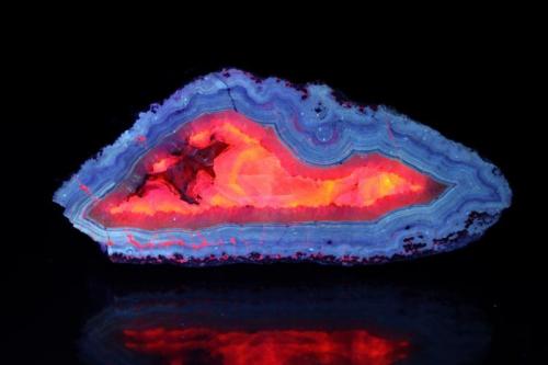 Cuarzo, Calcita - Fluorescente
Idar-Oberstein, Hunsrück, Renania, Alemania
11 x 6 x 5 cm
UV de onda corta
foto © Iván Blanco (PDM) (Autor: Josele)