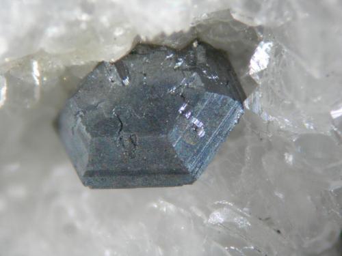 Chalcocite
Las Cruces mine, Gerena, Seville, Andalusia, Spain
Crystal 3 mm
Pseudohexagonal twinning in chalcocite. (Author: Cesar M. Salvan)