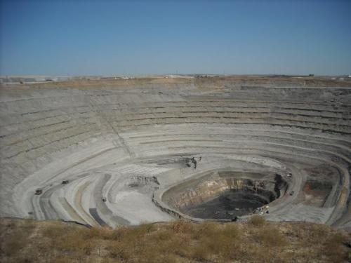 Las Cruces mine, Gerena, Seville, Spain
Beautiful perspective of the open pit in 2010. The secondary enrichment zone is visible at the bottom, with black chalcocite rich ore and galena rich ore. Overlying, the thick sedimentary cover (marls and calcarenites) of Guadalquivir basin. (Author: Cesar M. Salvan)