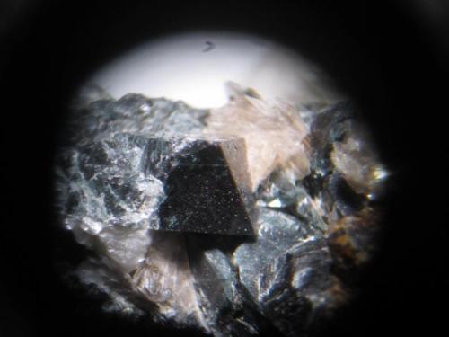Gahnita<br />Victoria Mine, Arrés, Vall d'Aran, Lérida / Lleida, Catalonia / Catalunya, Spain<br />Cristal de 3 mm. aprox.<br /> (Autor: Carles Rubio)